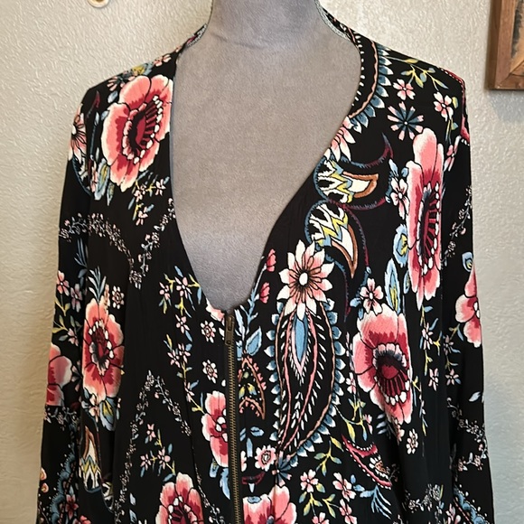 NWOT Black Floral Print Crop Top - Picture 2 of 6